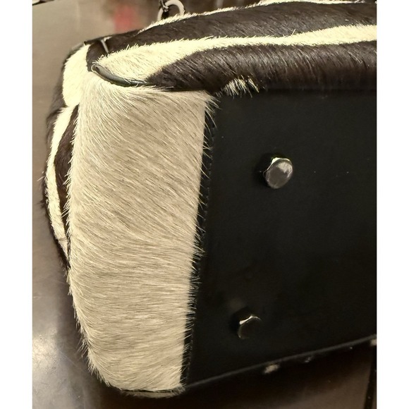 Chic Zebra Print Shoulder Bag – Statement Style - Picture 6 of 7